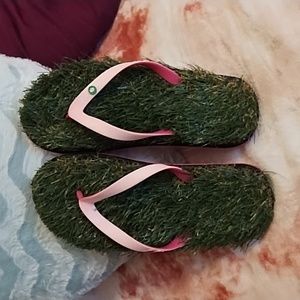 GFF 💕 Grass lined Flip Flops